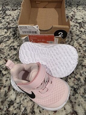Nike Infant Girls 2c Pink Sneakers NWT/B